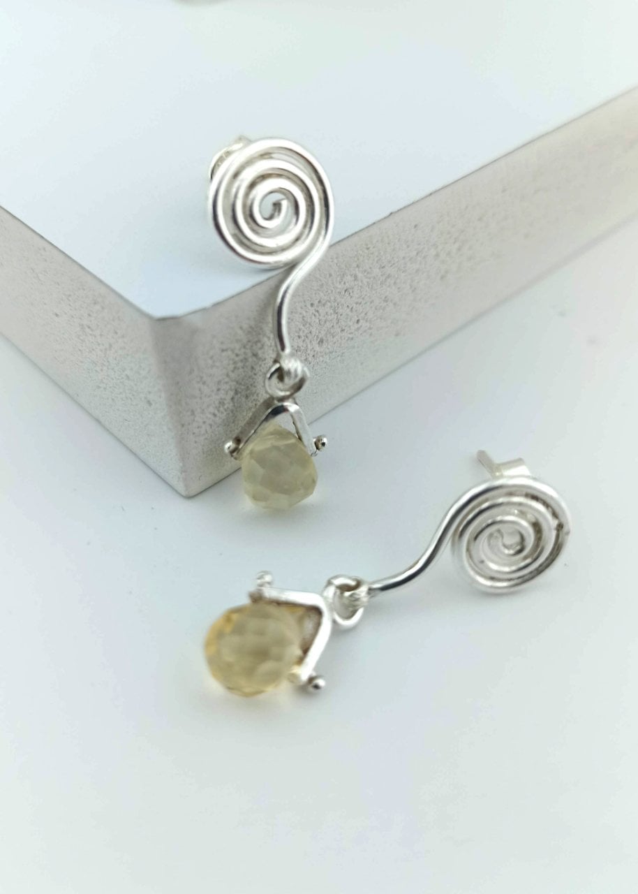 925 Ayar Özel Tasarım Damla Taş Sallantılı Gümüş Küpe