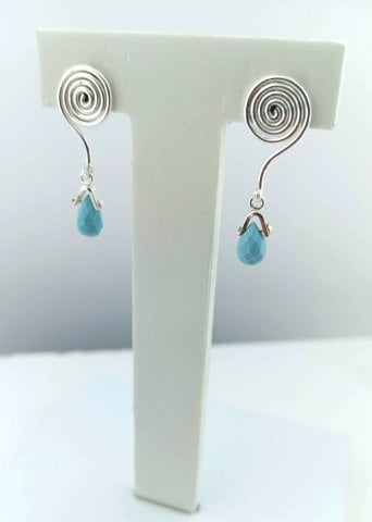 925 Ayar Özel Tasarım Damla Taş Sallantılı Gümüş Küpe