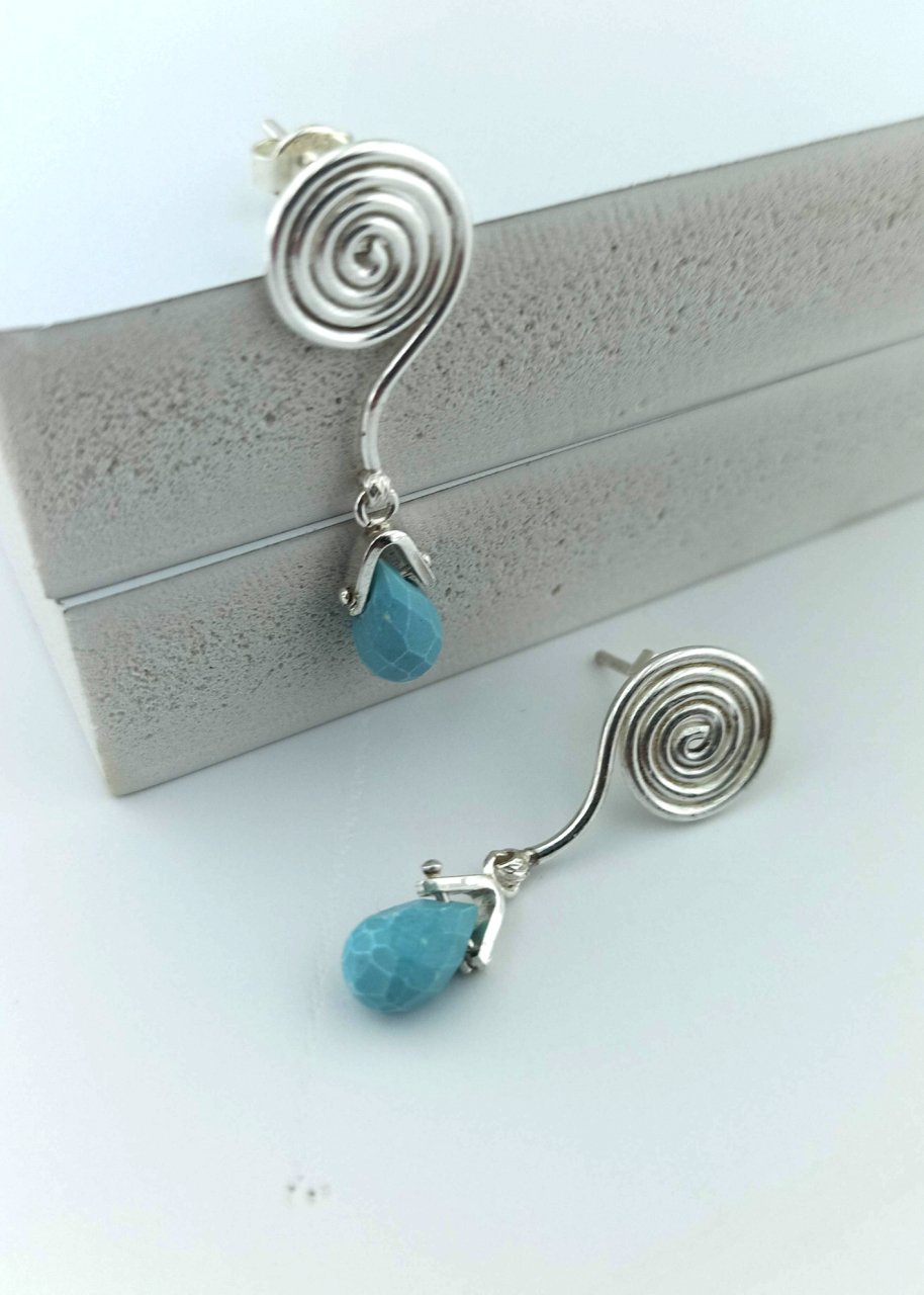 925 Ayar Özel Tasarım Damla Taş Sallantılı Gümüş Küpe