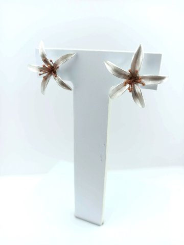 925 Ayar Çivili Mat Portakal Çiçeği Gümüş Küpe